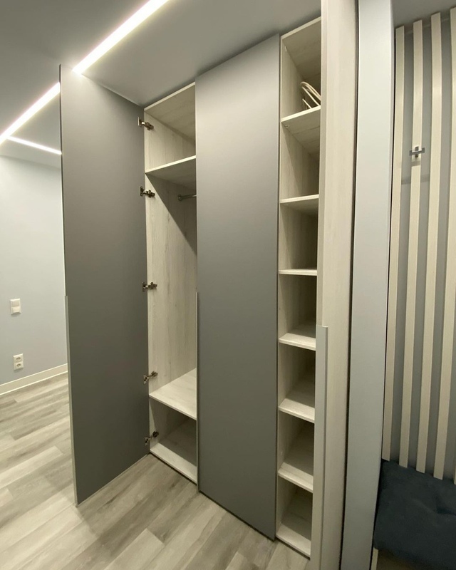 Встроенные распашные шкафы-Встроенный распашной шкаф в прихожую «Модель 14»-фото3
