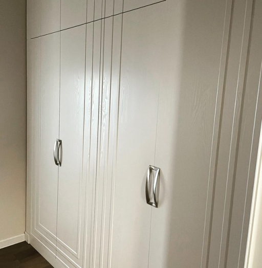 Встроенные распашные шкафы-Встроенный распашной шкаф в спальню «Модель 28»-фото4